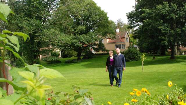 Kerstin och Yngve Wålstedt öppnar upp både trädgården och Villa Furuvik för besökare på lördag den 30 juli. Pressbild.