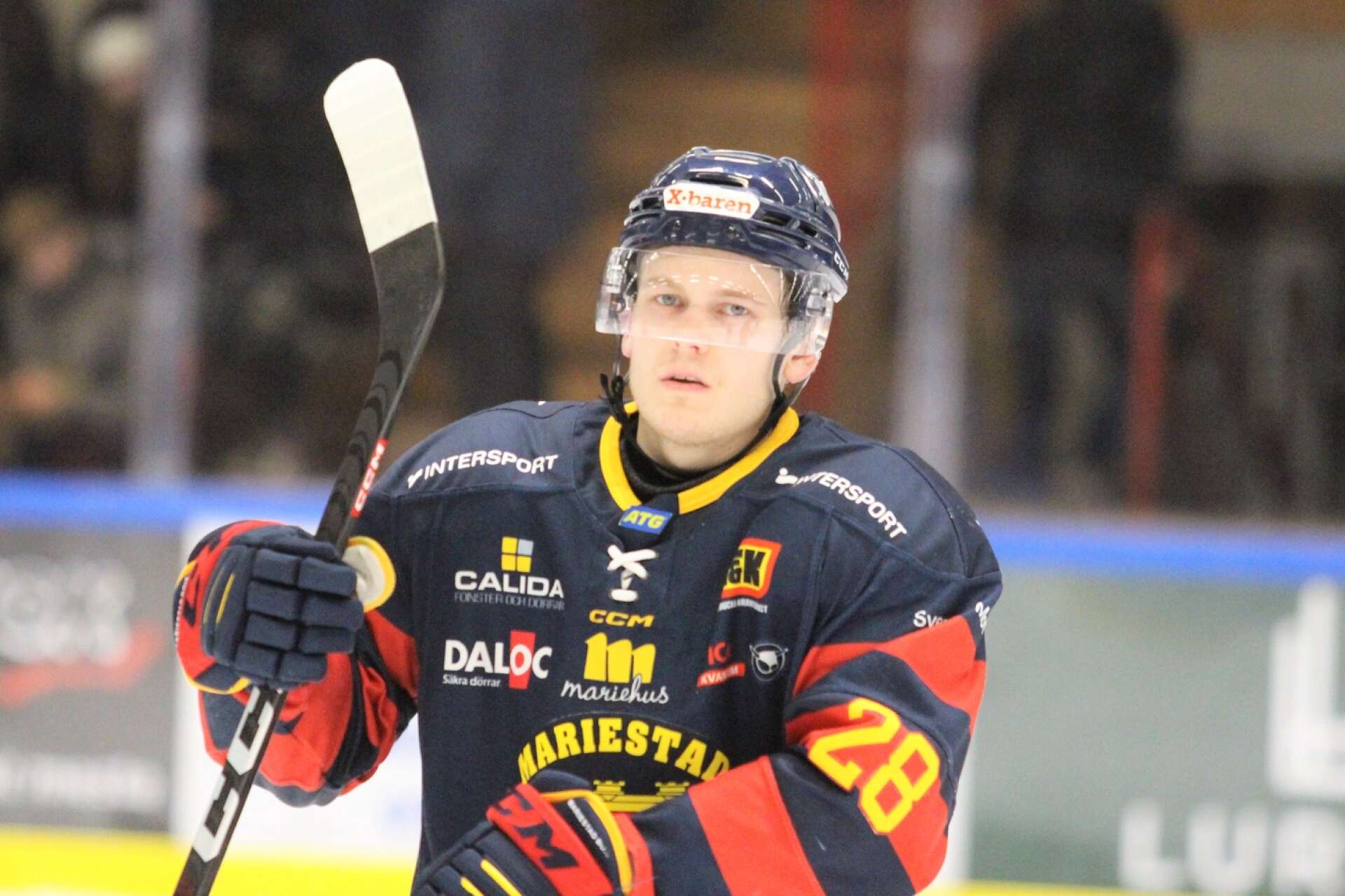 Jesper Broeng kom till Mariestad Bois från Lindlövens IF inför säsongen 2021/2022. Dessförinnan hade den offensiva backen bland annat gjort sex hockeyallsvenska matcher i Timrå IK och på fredag är han tillbaka i den näst högsta ligan. Det i Kalmar HC:s tröja.  (ARKIVBILD)