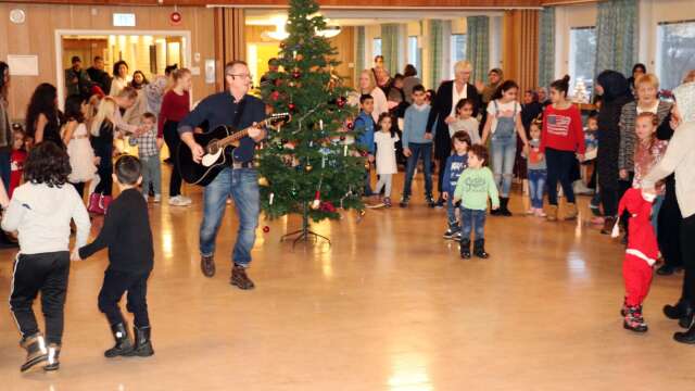 På söndag är det som vanligt julgransskakning med dans och fika i Åmåls församlingshem.
