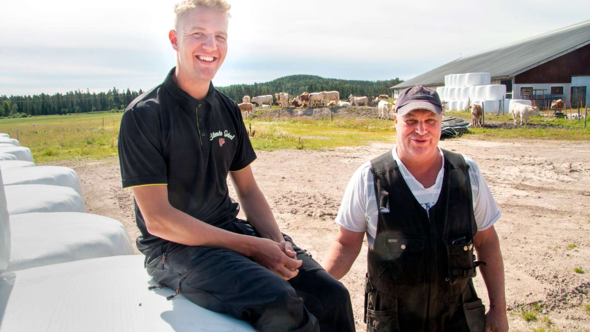 Thomas och Börje Danielsson vid Lämås gård i Karlskoga är glada att nu kunna starta nästa projekt: klimatvänligare ensilering. 