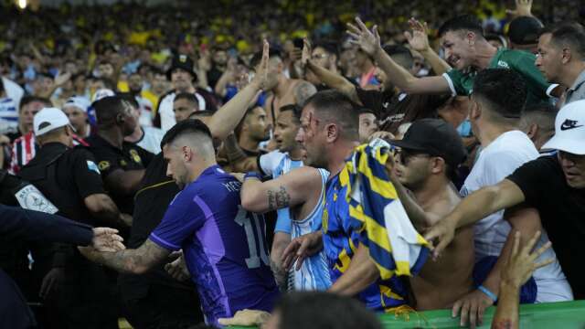 Brasilianska och Argentinska fans drabbade samman innan VM-kvalmatchen på Maracanã i Rio de Janeiro natten mot onsdagen.