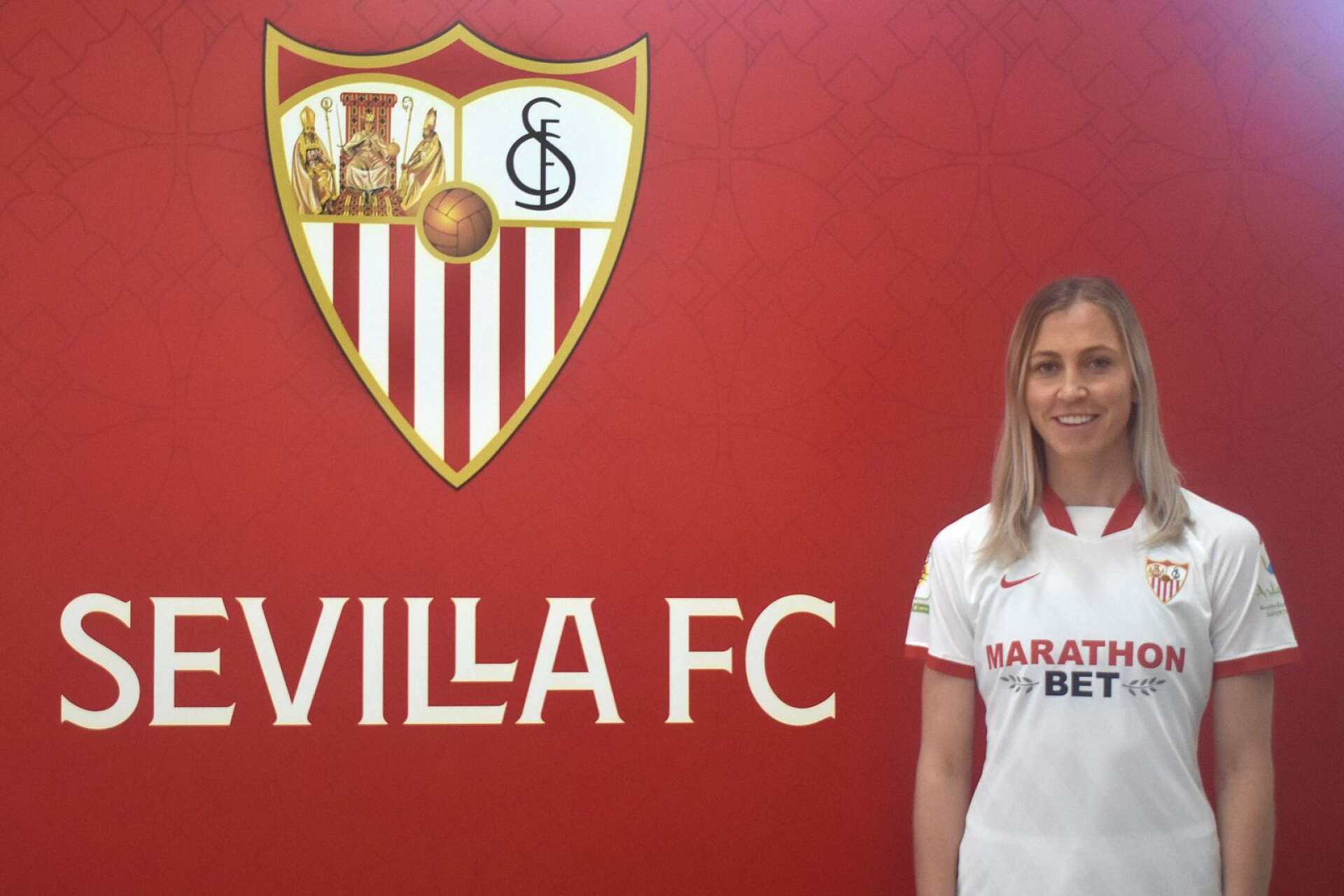 Julia Karlernäs tar klivet utomlands och blir proffs – på fredagen presenterades Torsbytjejen av den spanska storklubben Sevilla.