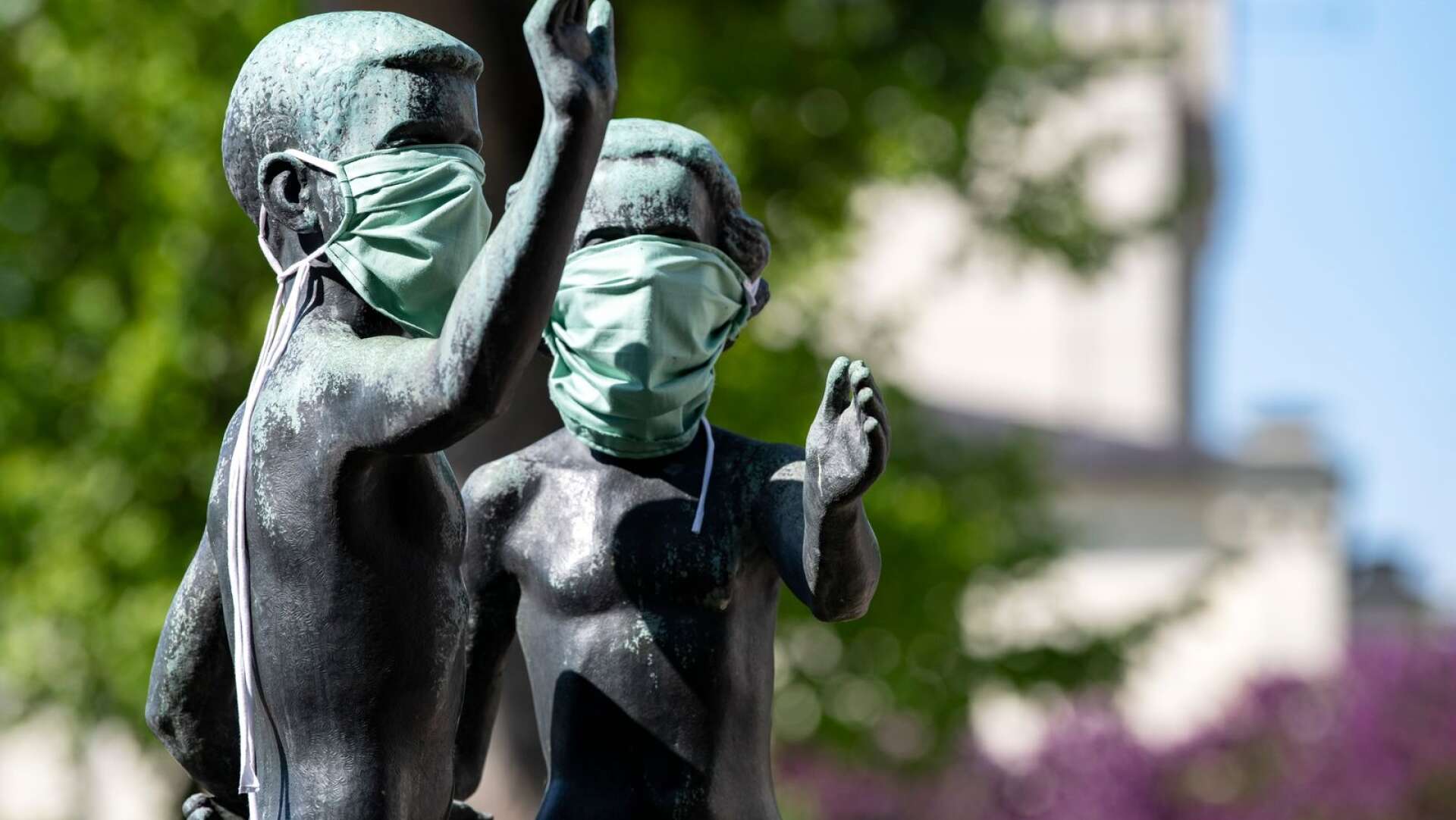 Jonas Frödings skulptur ’Lekande Barn’ vid Lund C har försetts med munskydd. 