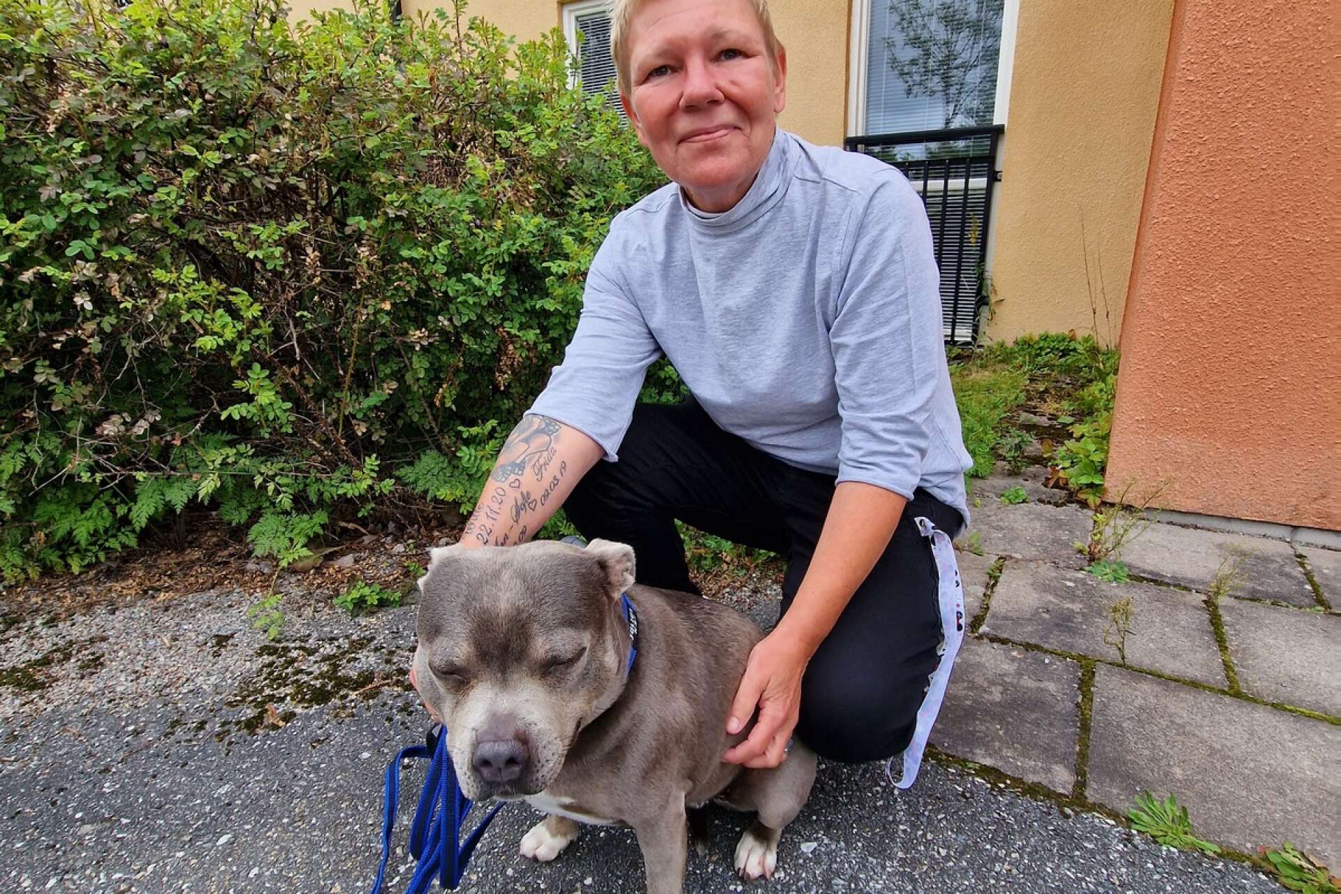 Helena Nyström med hunden Grå.