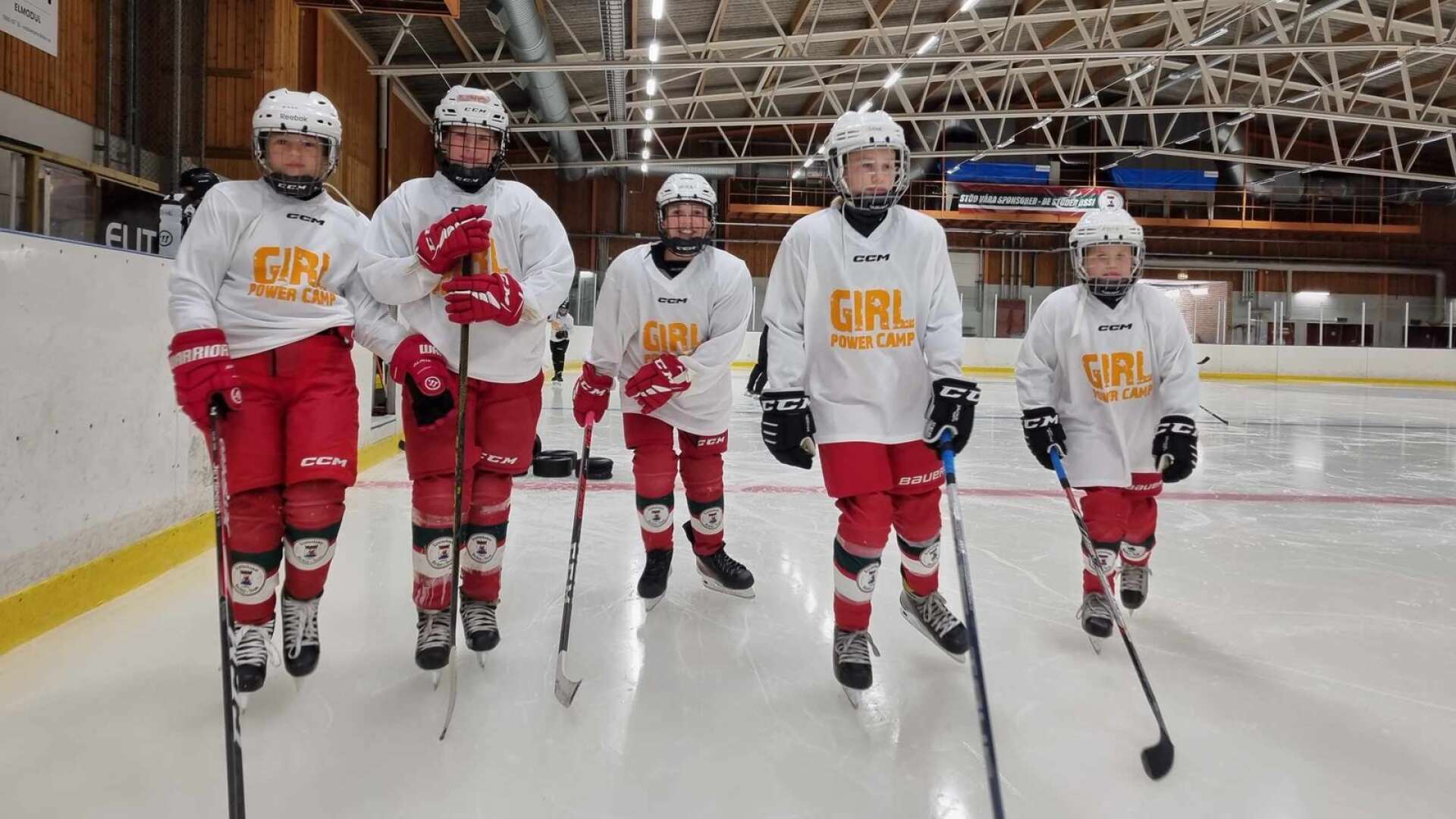Ebba, Lovis, Mika, Signe och Edith från Kristinehamns HT trivs på isen, även mitt i sommaren. Girl power camp i Björkhallen är en återkommande tradition som tjejerna uppskattar mycket.