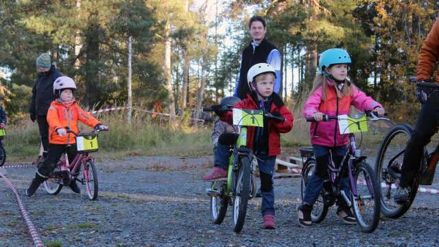 Barnens cykelvasa 2021. Bertil och Elisabet Eriksson står redo för start.