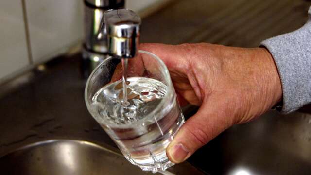 Under ytan bubblar en katastrof som kan resultera i brist på dricksvatten, menar insändarskribenten. 