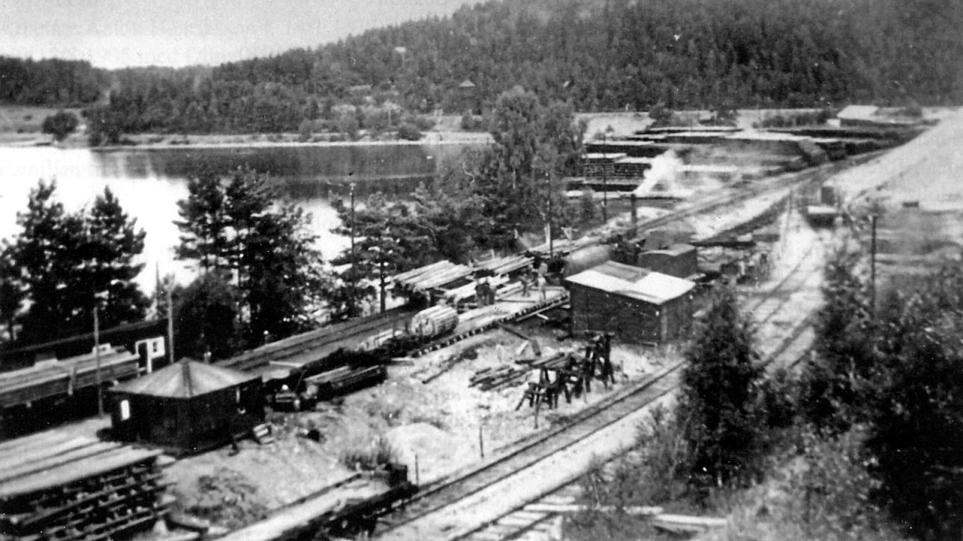 Bild från tiden mellan 1930 och 1951 då det bedrevs träimpregnering vid SJ Kråkviken i Bengtsfors kommun.
