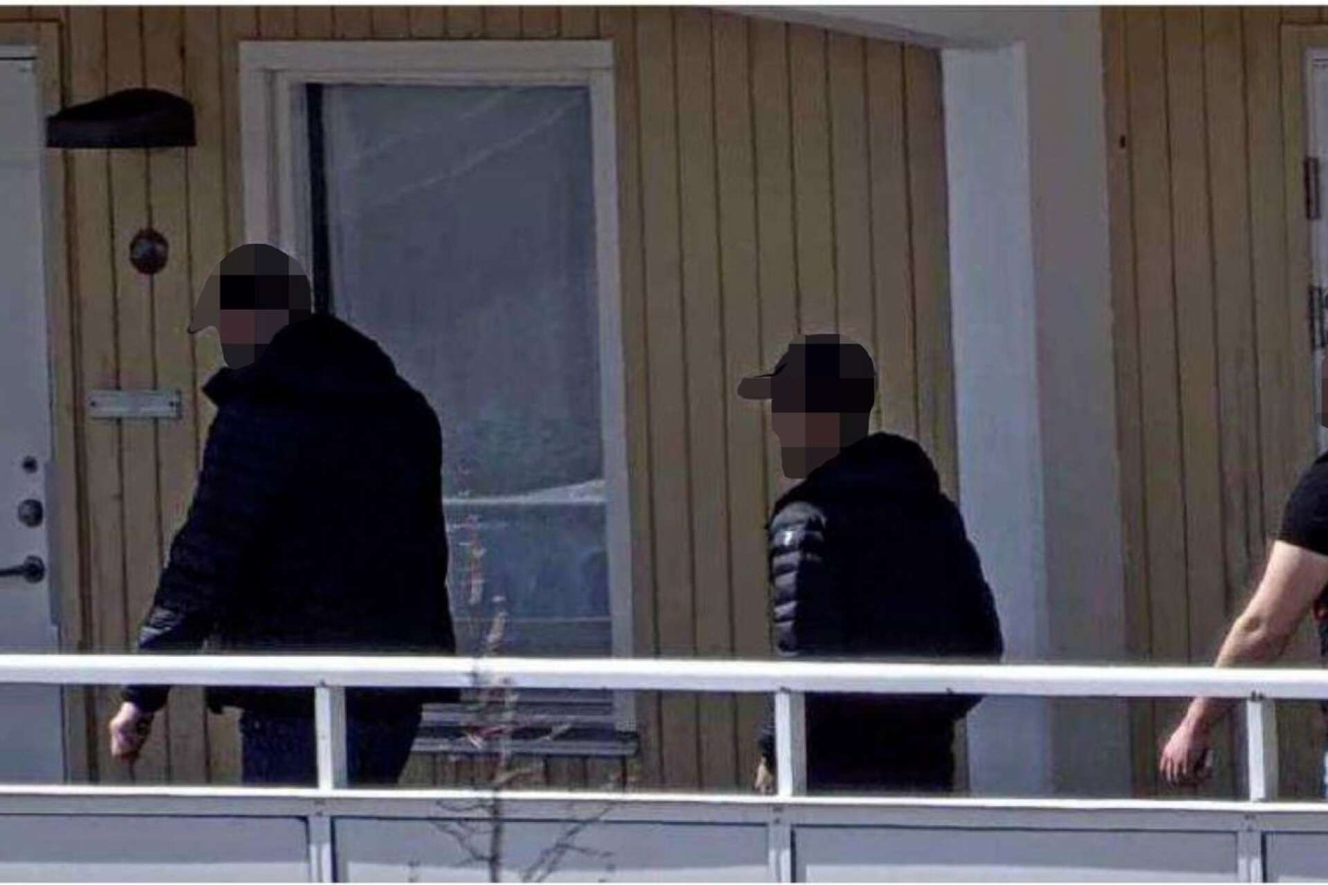Den utpekade ligaledaren på väg in i bostaden på Kronoparken i Karlstad där stora delar av narkotikan hanterades.