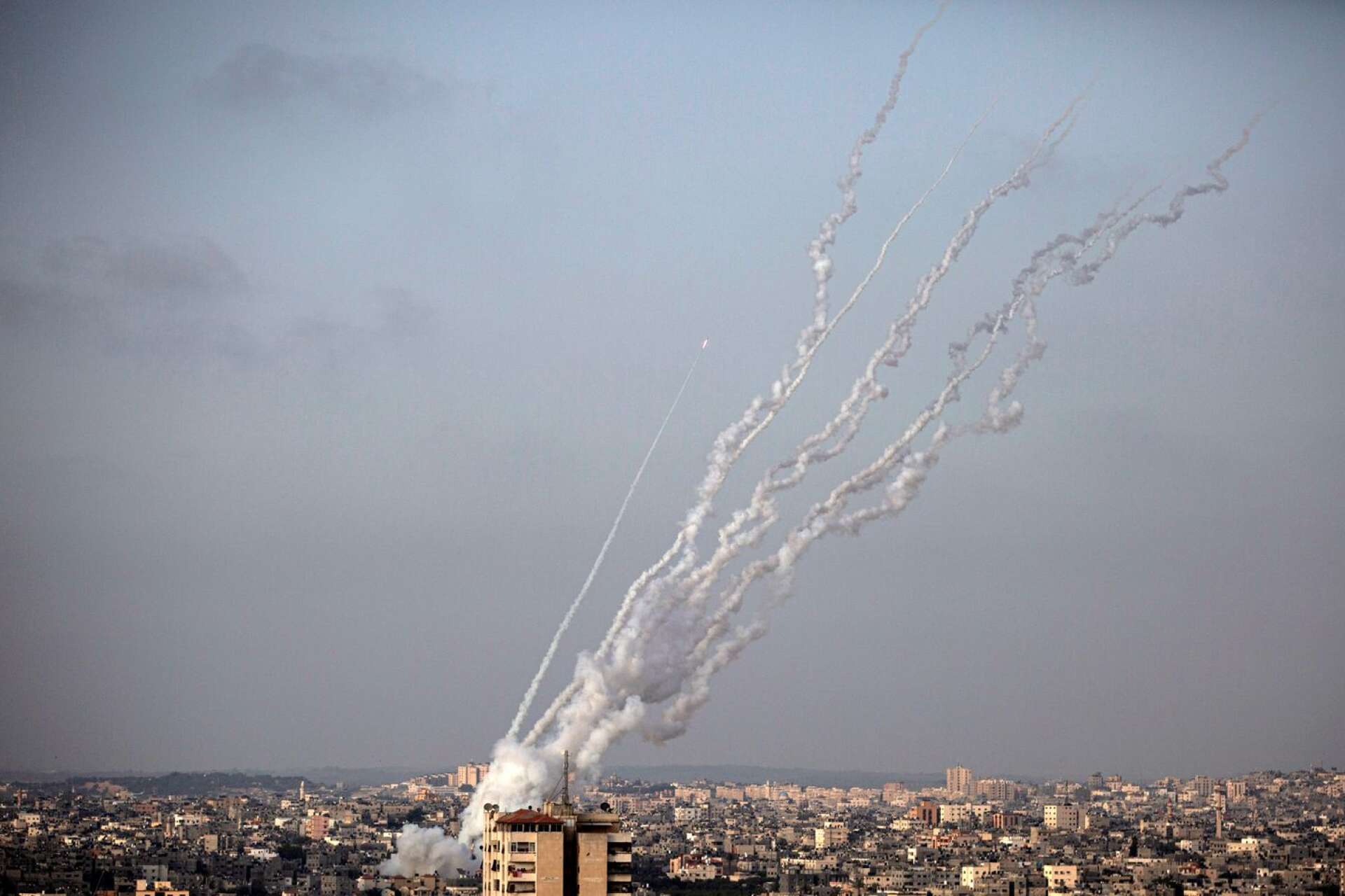 Raketer avfyras från Gazaremsan mot Israel.