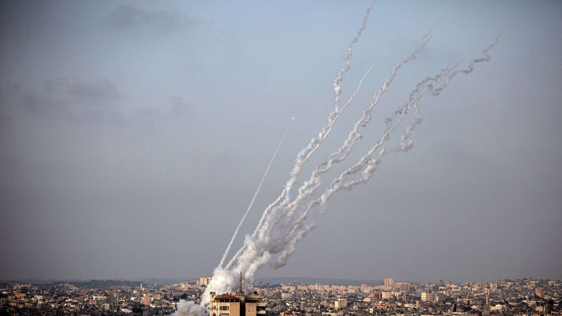 Raketer avfyras från Gazaremsan mot Israel.