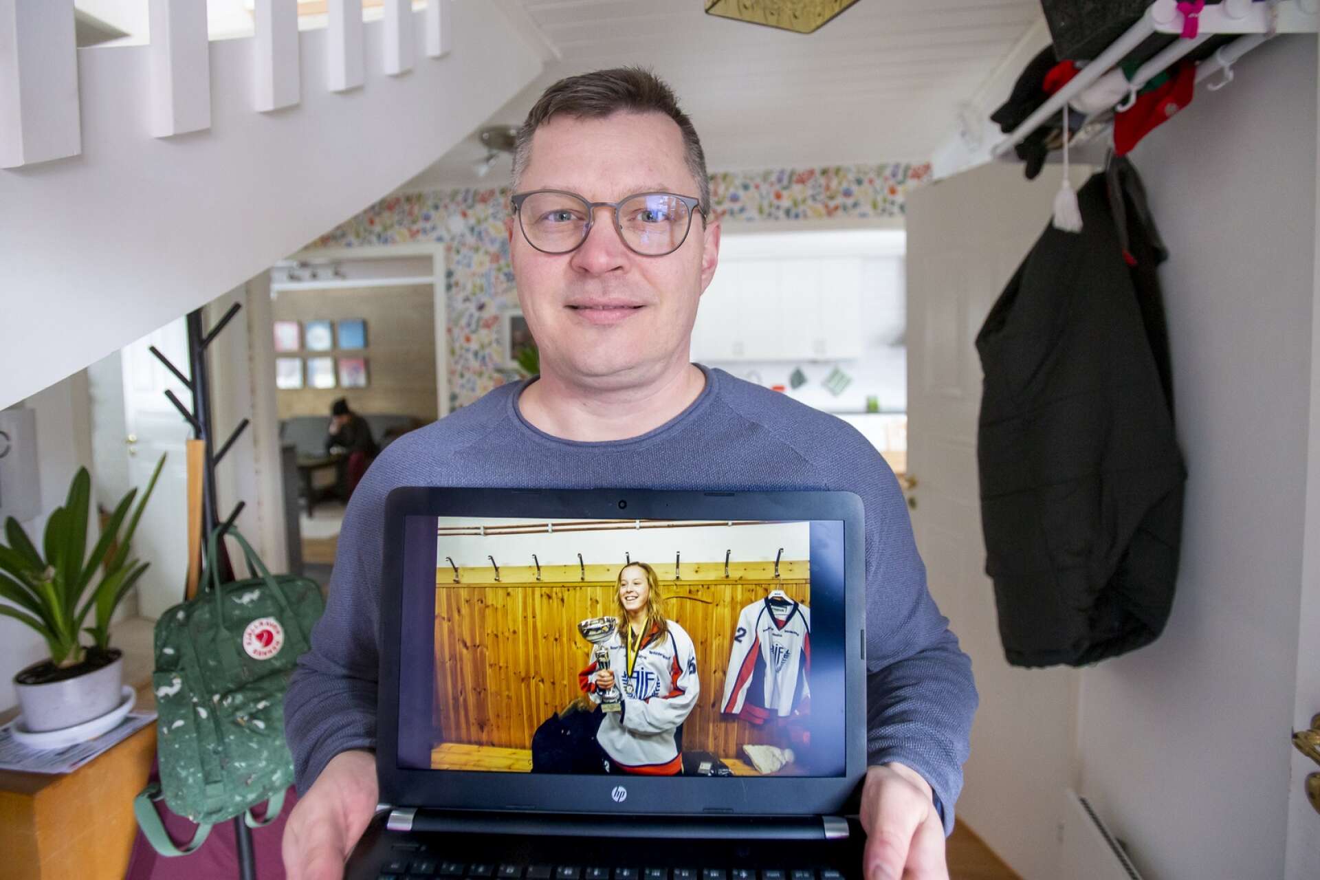 Pappa Stefan Carlsson med en bild på Olivia i moderklubben Forshagas färger.