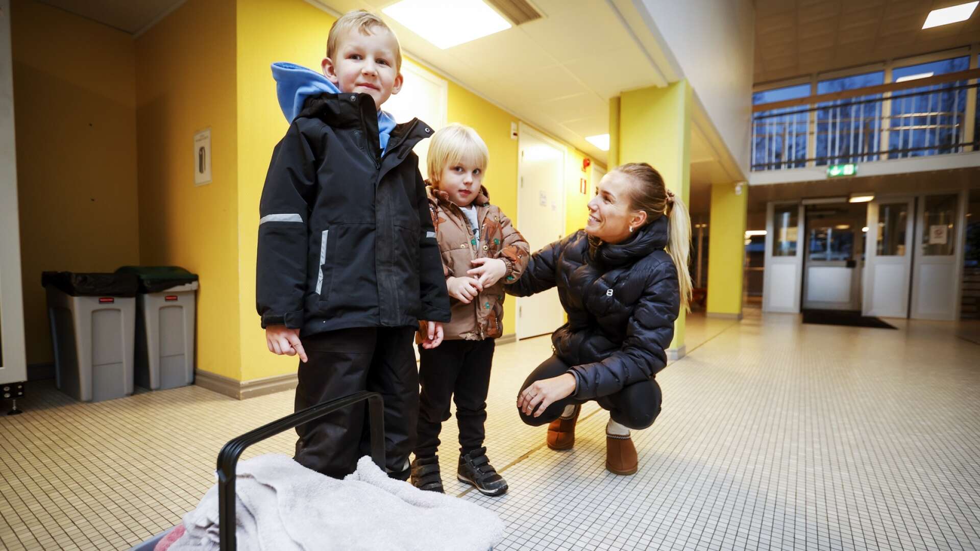 Amanda Claesdotter med sönerna Sigge och Ebbe har som fredagstradition att cykla till badhuset. ”Det är jättetråkigt och jättesorgligt att de ska stänga.”