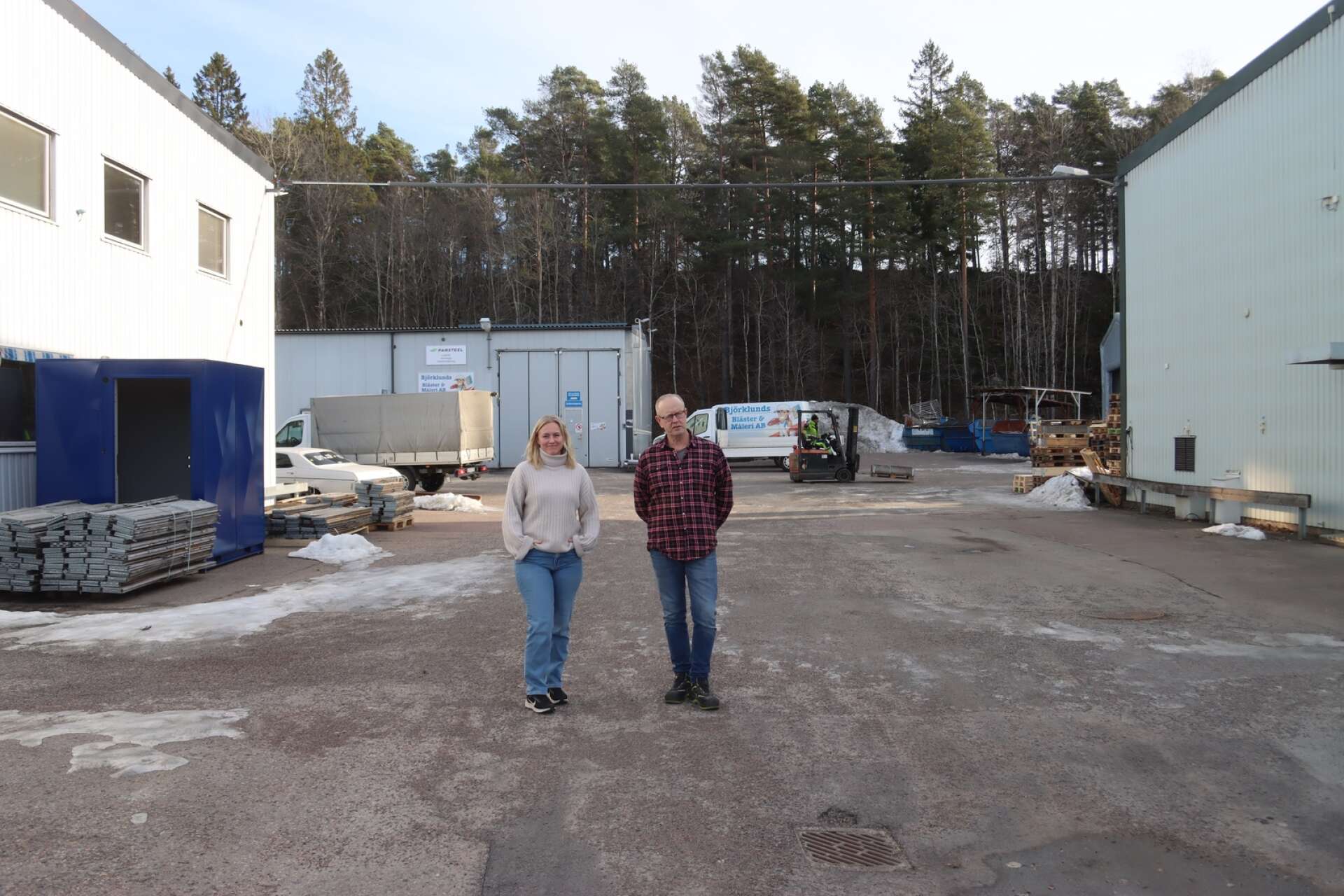 Vd Caroline Carlsson och försäljningschef Christer Lundqvist står mitt på den plats där nybygget är tänkt att resas.
