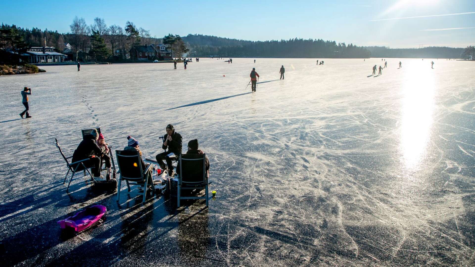 Tunt i norr, varmt i mitten och oklart i söder. Isläget i Sverige är ovanligt, men möjligheterna till en tur på sjön ser ändå bra ut resten av månaden.