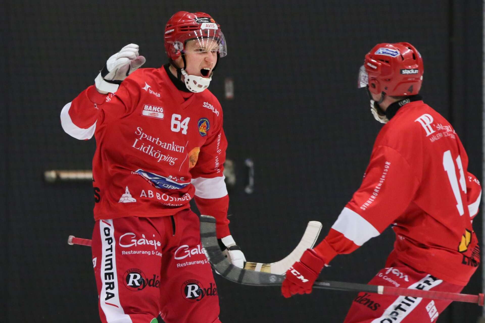 Tvåmålsskytten Johan Karlsson jublar efter 7-4-segern mot Tillberga.