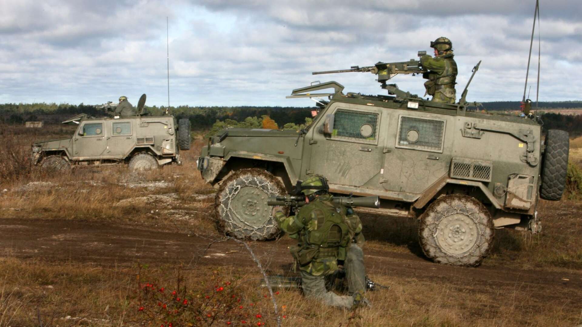 Försvaret övar på Tofta skjutfält på Gotland.