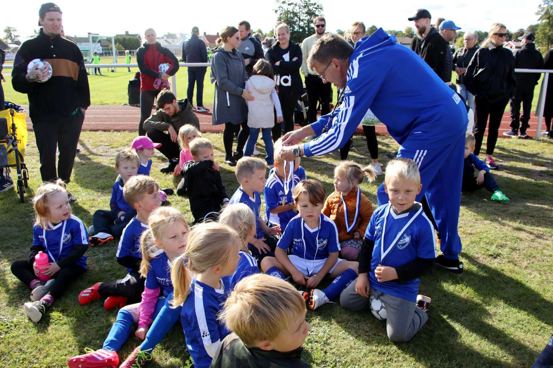 De unga fotbollsadepterna i boll &amp; skoj fick ta emot medaljer som delades ut av ledaren Sten-Eric Helgesson.