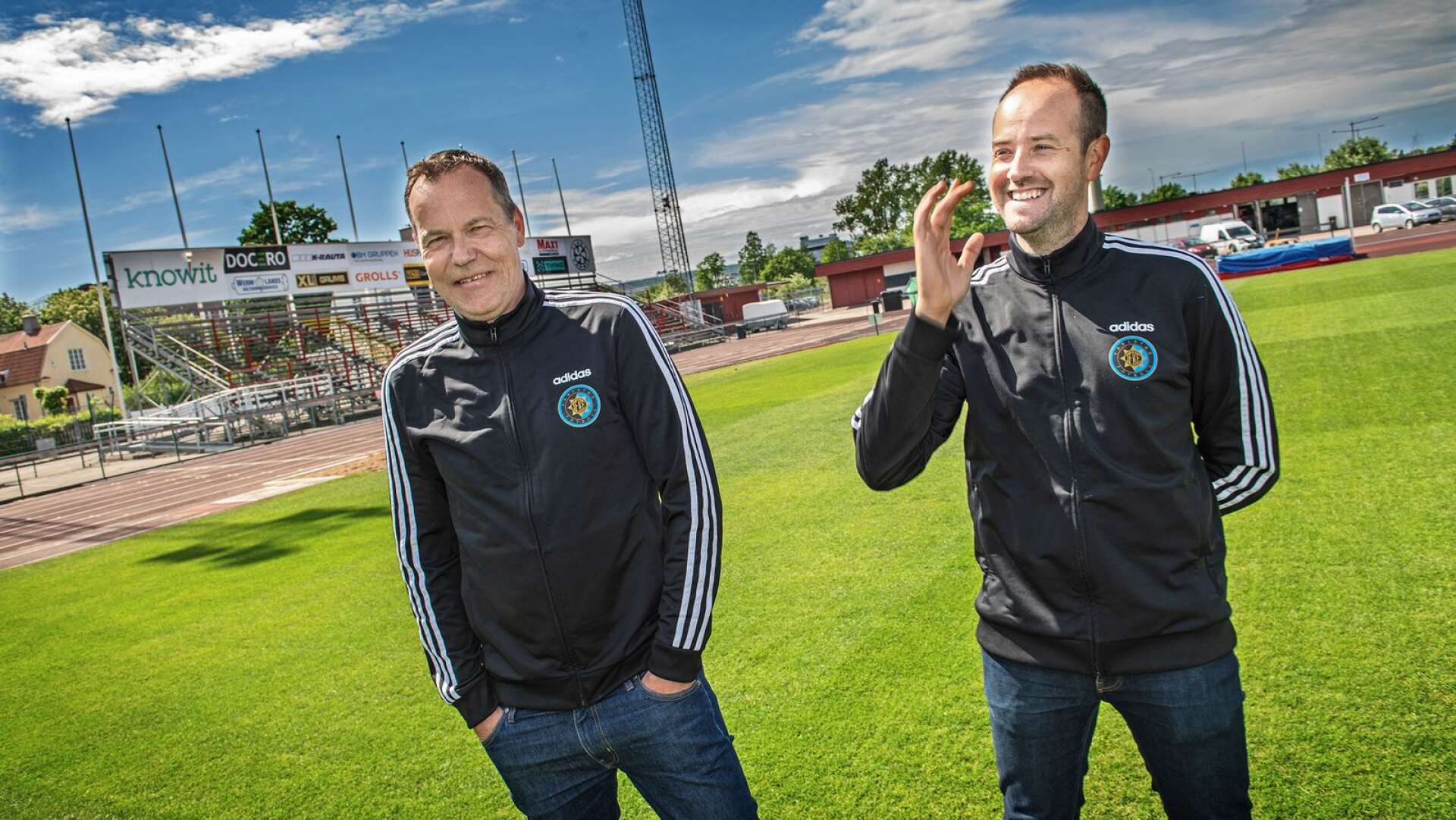 Inte undra på att Karlstad Fotboll-tränarna Hans Prytz och David Ekelund ler – premiären är tio dagar bort och hemmapremiären på den strålande gräsparkett som Tingvalla bjuder på spelas om två veckor.