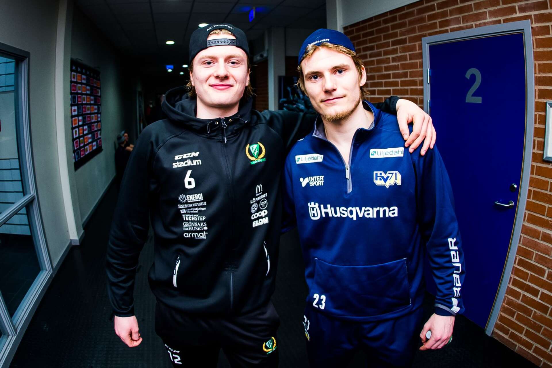 Noah Andersson, till vänster, tillsammans med sin broder Lias. Denna afton (den 3 mars 2020) var det den sistnämnde som vann med sitt HV71, 2-1.