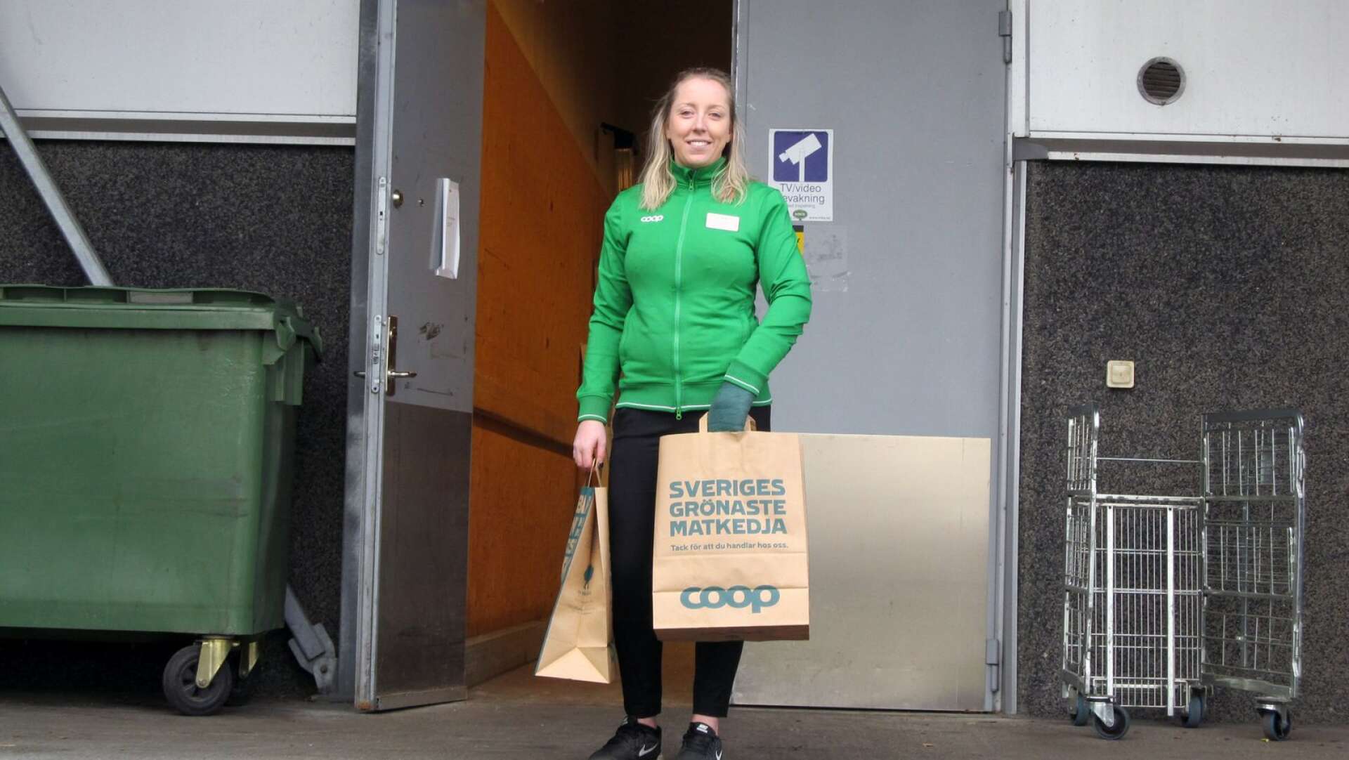 Butikschef Jessica Gustafsson på Coop kan nu leverera färdigpackade matkassar till de som inte kan eller ska vistas i mataffären. Samma service gäller för Ica-butiken.