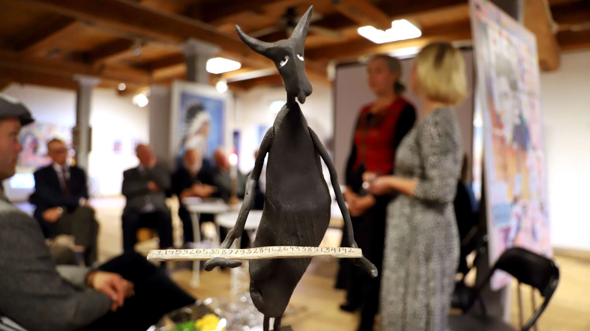 Värmländska akademien höll högtidssammankomst inför publik på Ferlinmuseet Kvarnen i Filipstad. Skulpturen med Pi-pinnen i famnen är pristagaren Vildhjärtas tacktal.