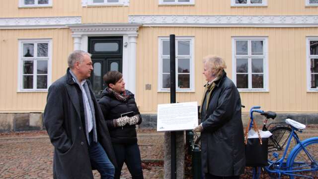 Nöjda. Håkan Sandstedt, Anna Söderman och Elisabeth Göthberg visar upp informationstavlan.