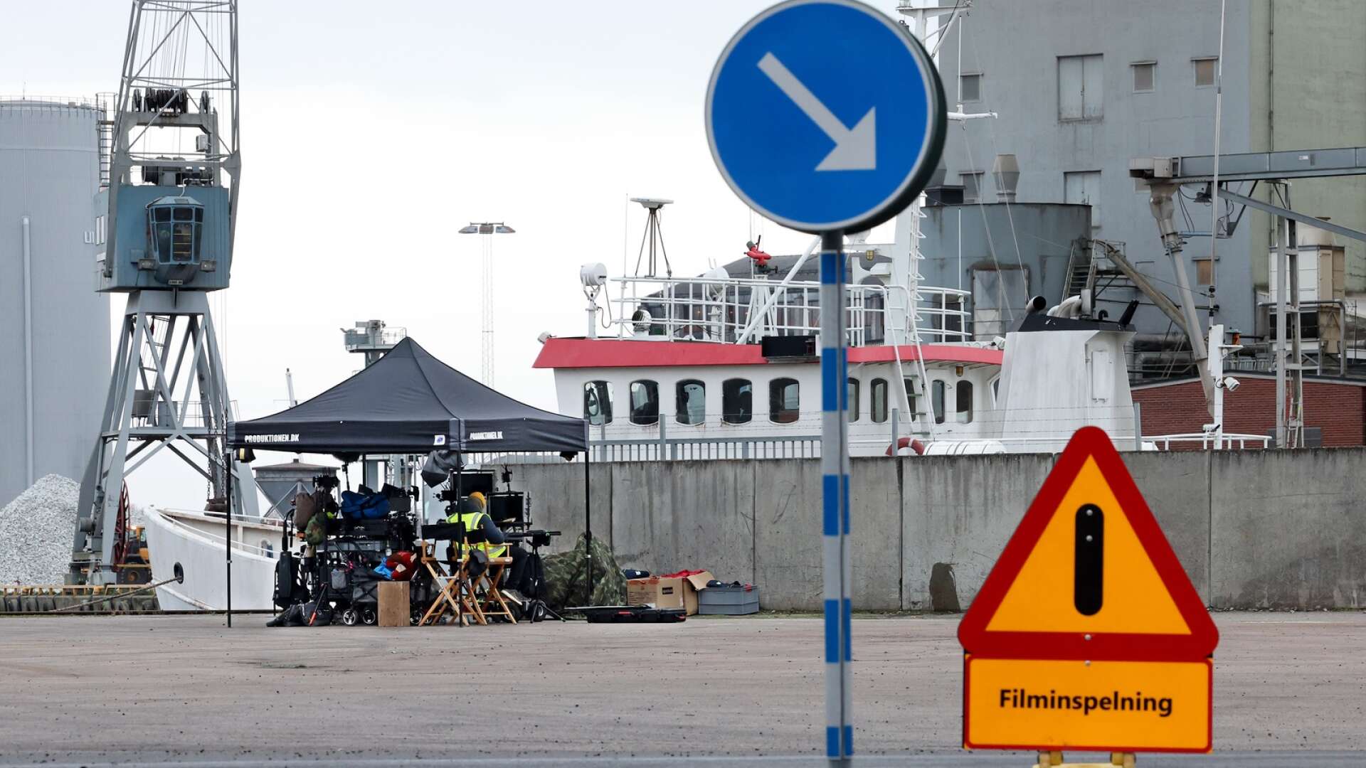 Just nu befinner sig ett jätteteam i Lidköping för att filma scener i hamnen.
