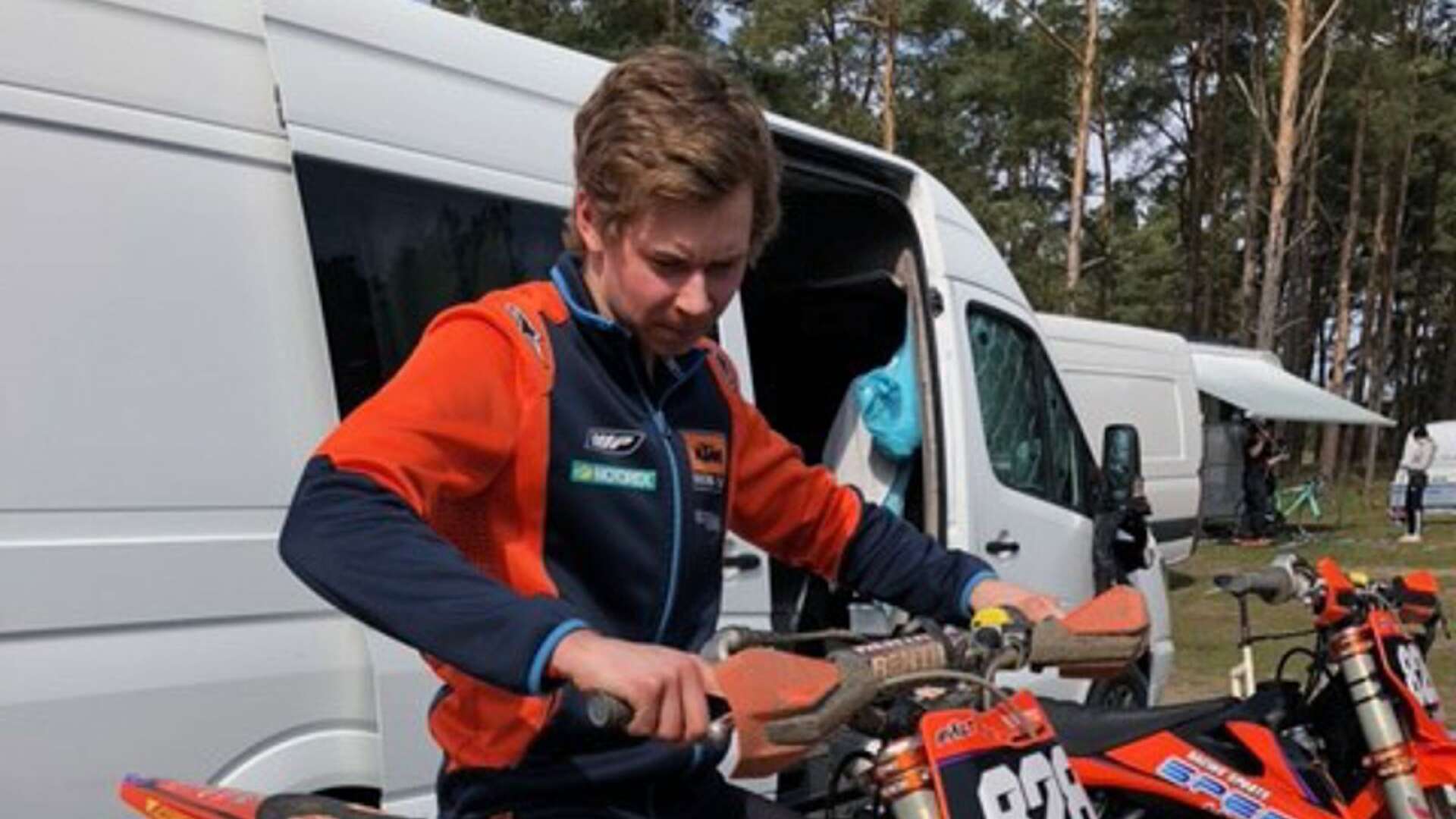 19-årige Tobias Fält från Bäckefors är numera elitåkare i motocross.