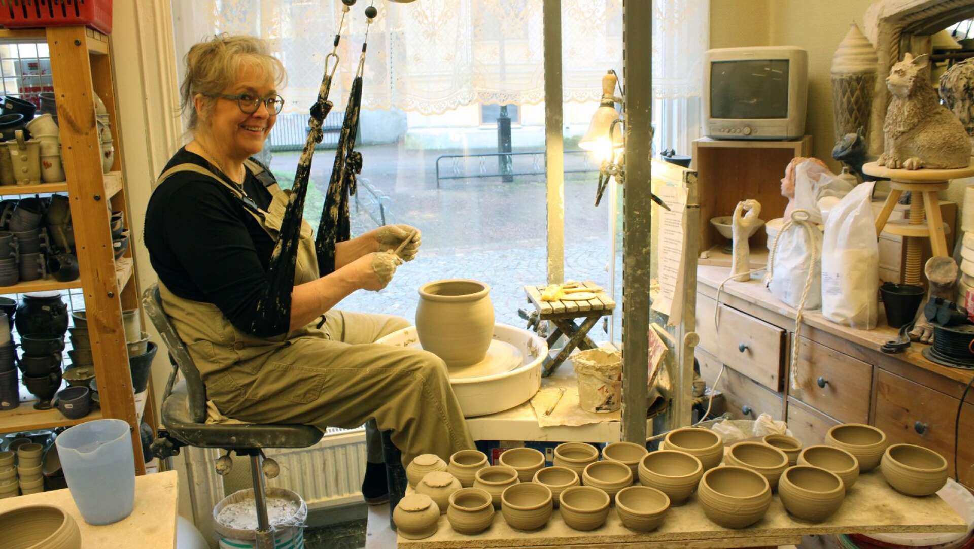 Ann-Britt Schmützer vid sin drejskiva. Företaget firar 40-årsjubileum, men Ann-Britt började jobba med lera redan som nioåring.