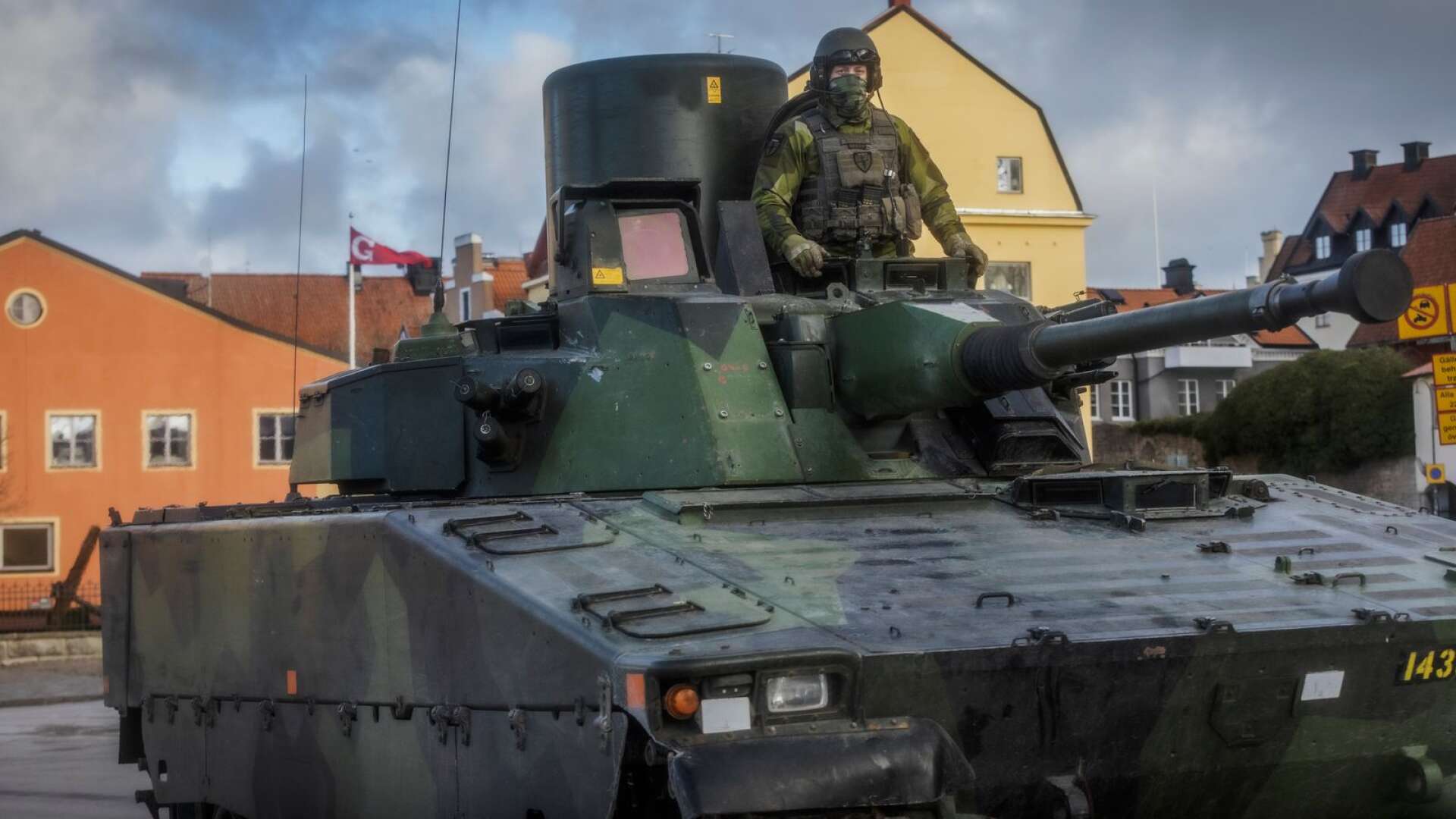 181:a pansarbataljonen, som är det återupprättade Gotlands regementes stående förband, tillfördes snabbt förstärkning från fastlandet, bland annat med luftvärnskanonvagn Lvkv 90.