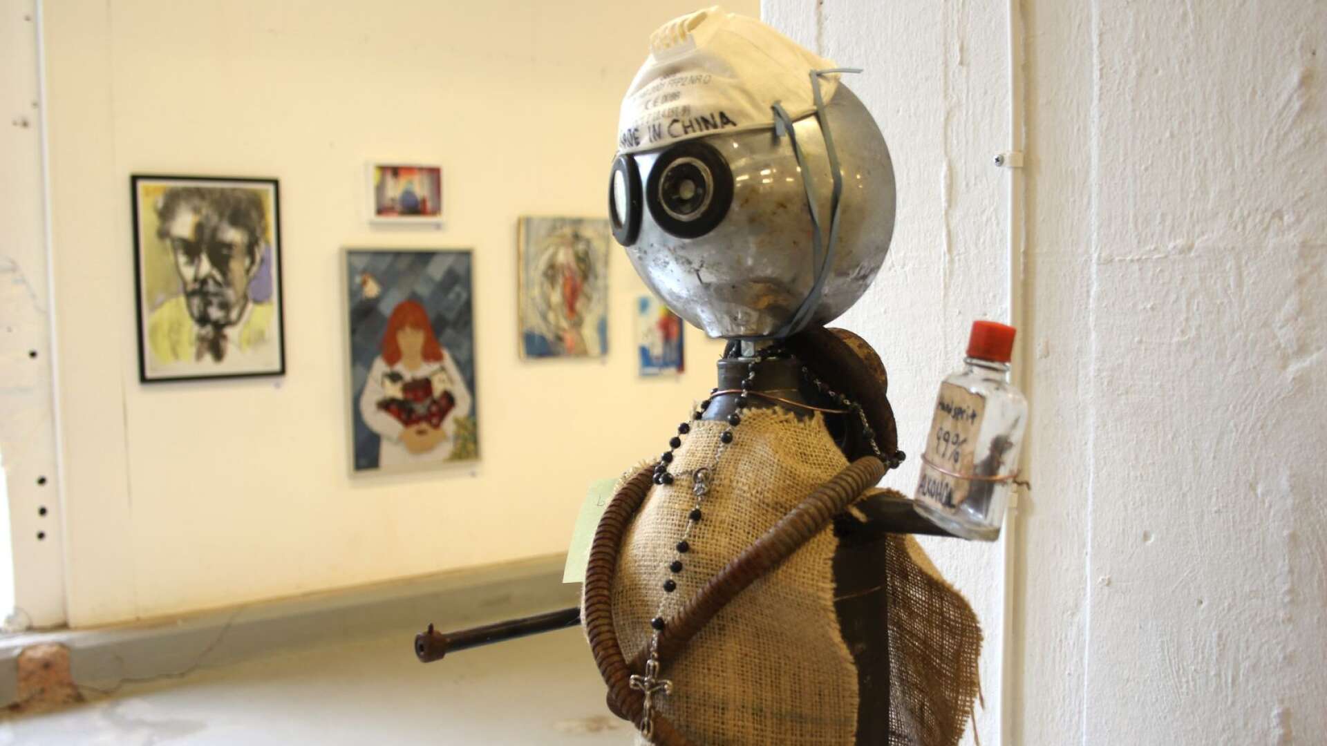 I utställningen på Laxholmen i Munkfors finns en passning till corona denna pandemisommar. Christoffer Blom är konstnären bakom verket Corona kid.