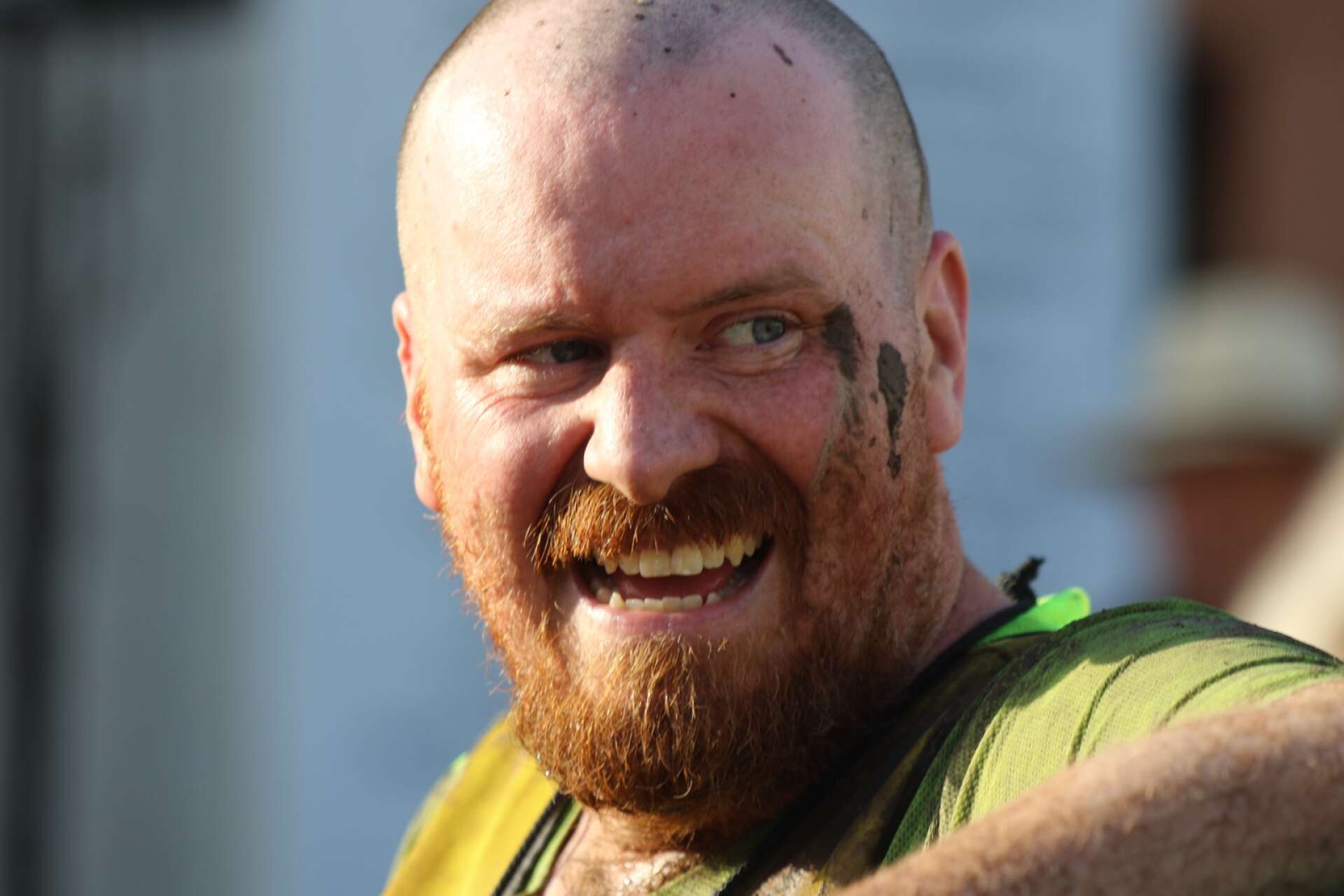 Erik Granfelt från Filipstads Elbyrå ler med lera i ansiktet.