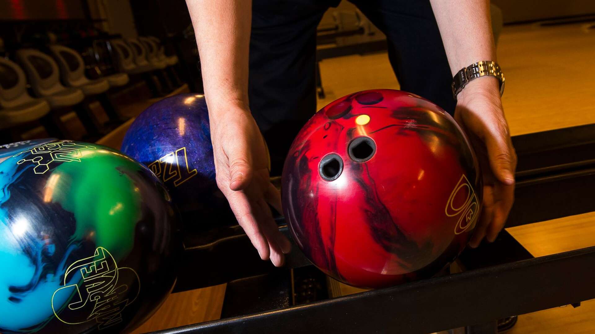 Konkursförvaltaren och Degerforsbyggen har olika uppfattningar om vem som äger bowlinganläggningen i hallen.