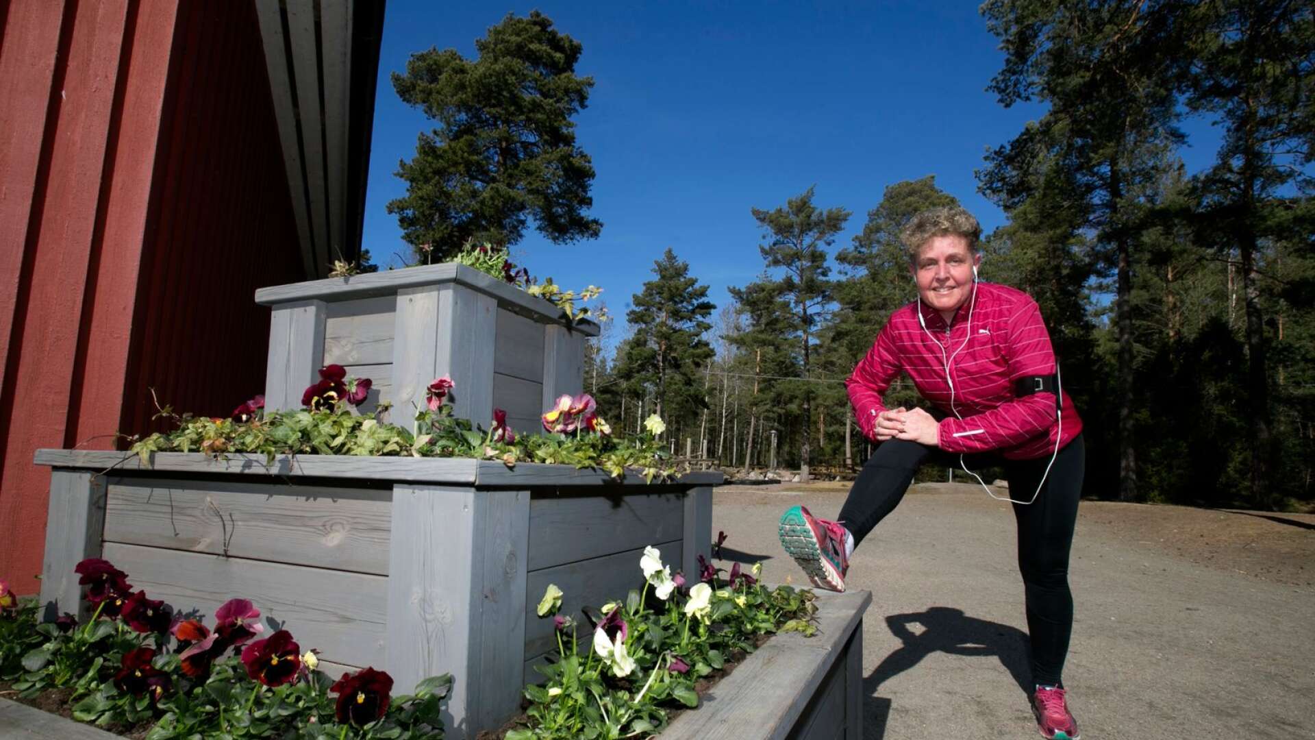Katarina Holmberg stretchar efter vårens första löptur på Kilenegården, Hammarö.