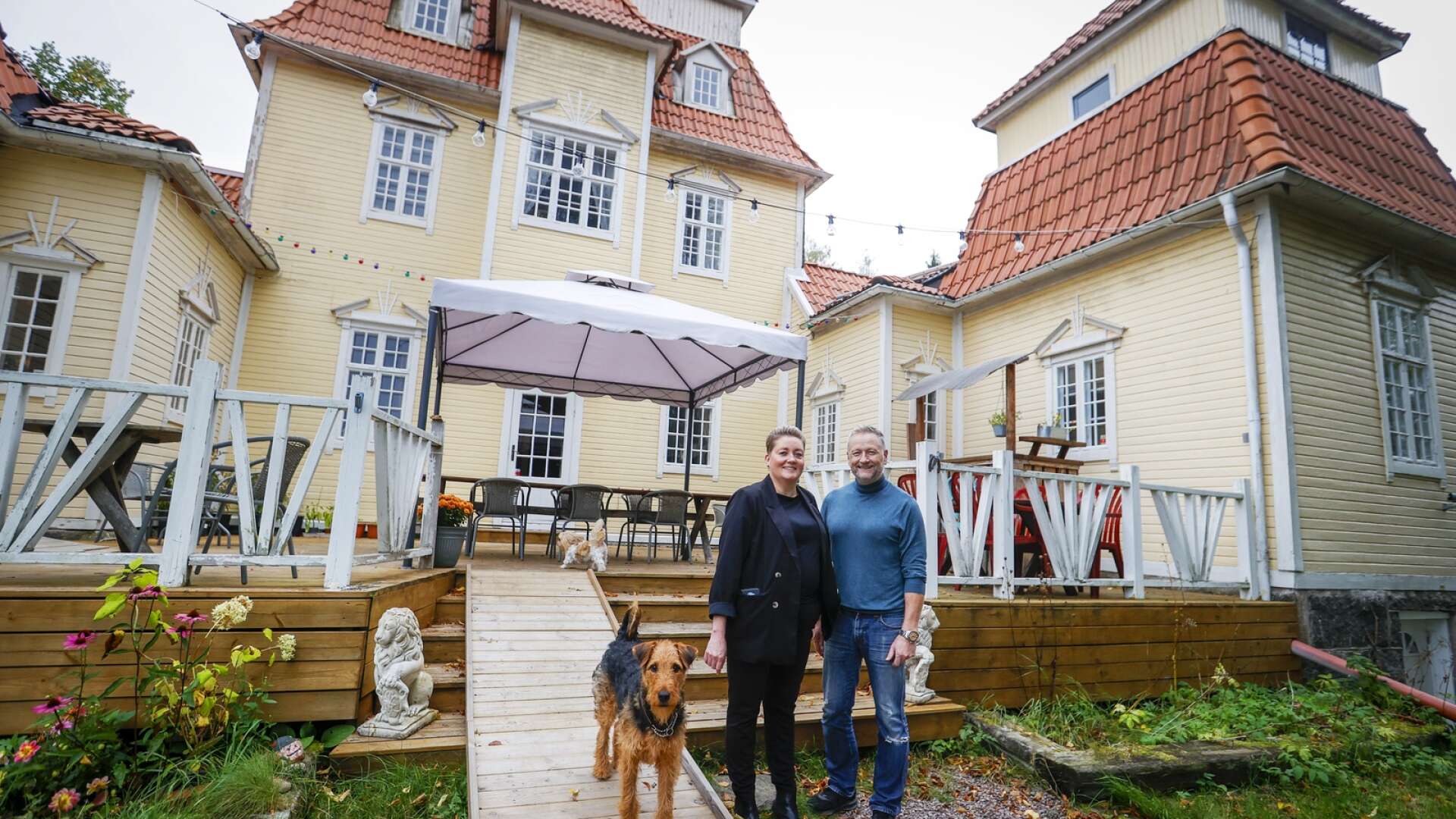 För ett år sedan öppnade Sylvia och Tommy Sønsterud-Møller gårdsbutik, café och bageri i 350 kvadratmeter stora Örtensborg norr om Molkom som byggdes 1919 av Gösta Tidlund-Meijerhielm som sägs ha varit oäkta son till Oscar II. Med på bilden är även hundarna Selma och Kira.