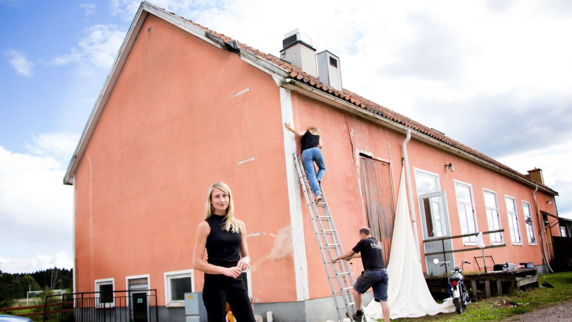 Stella Broos gjuter nytt liv i Sjösala. Koreografen Anna Asplind och Anders från bygdeföreningen hjälper till.