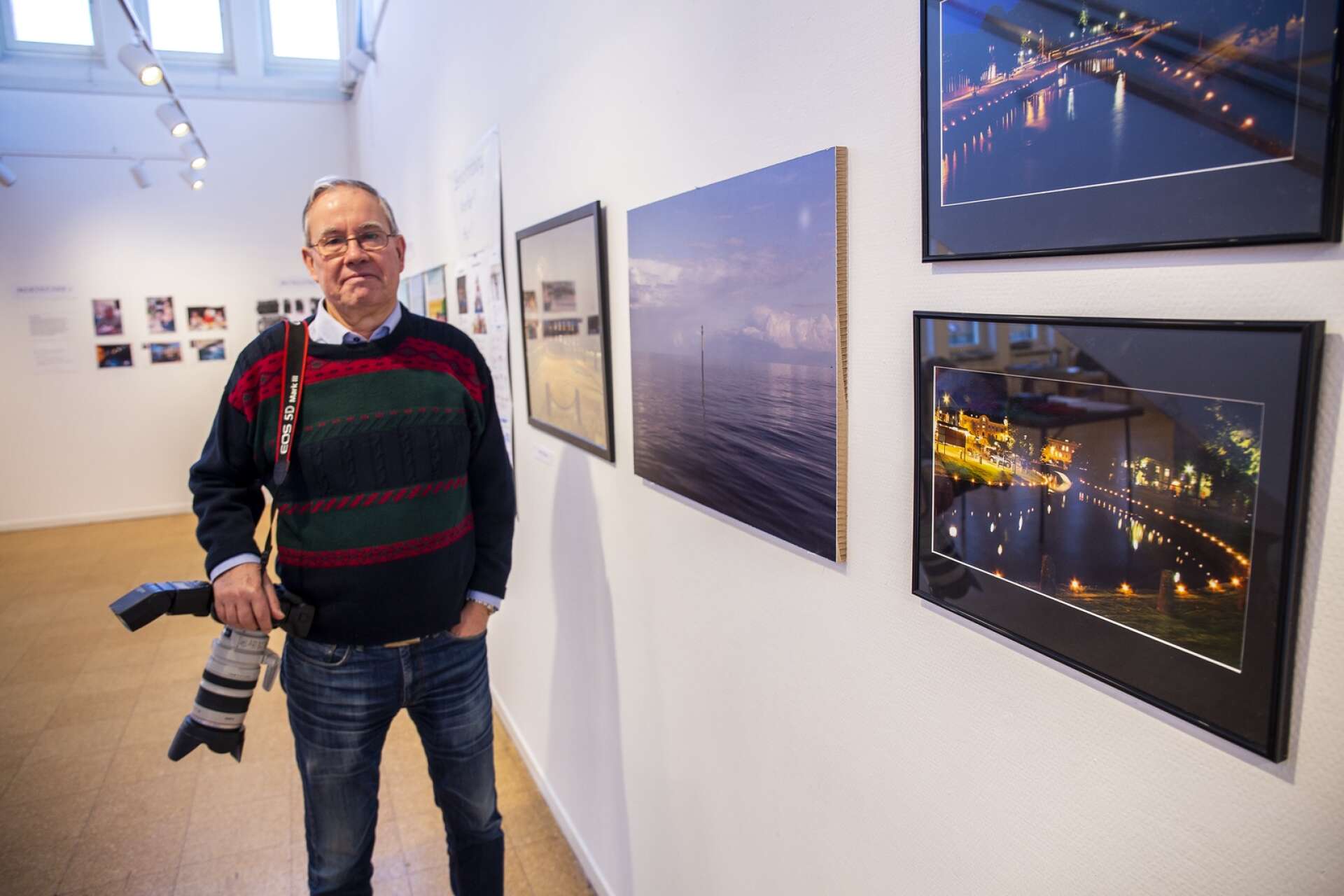 Lennart Hansson syns ofta med sin kamera i högsta hugg. Han förevigar nämligen händelser i Åmål, till exempel Ljusfesten, till fotografier.