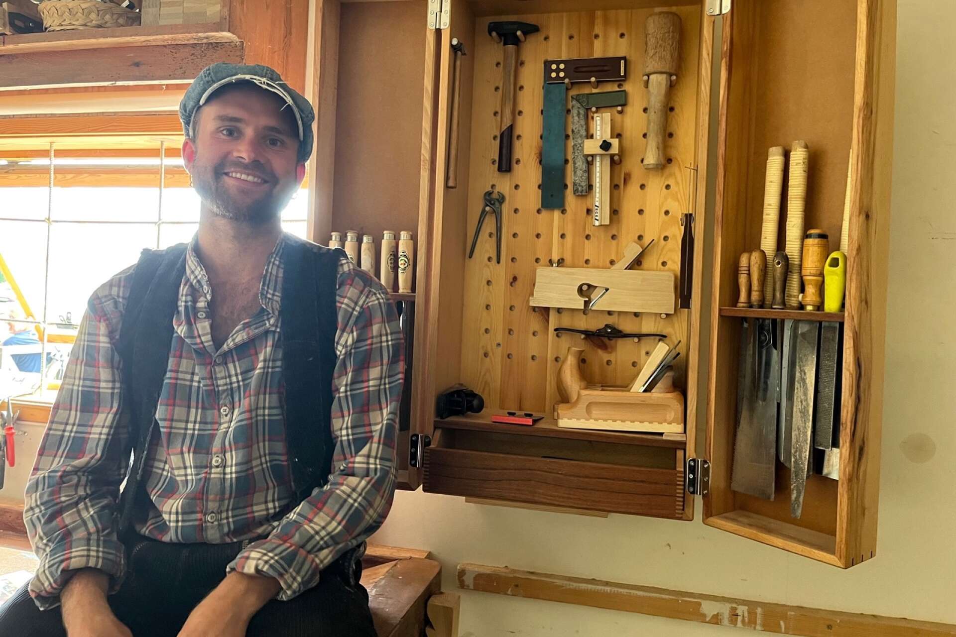 Tom vid ett verktygsskåp som han byggt själv. 