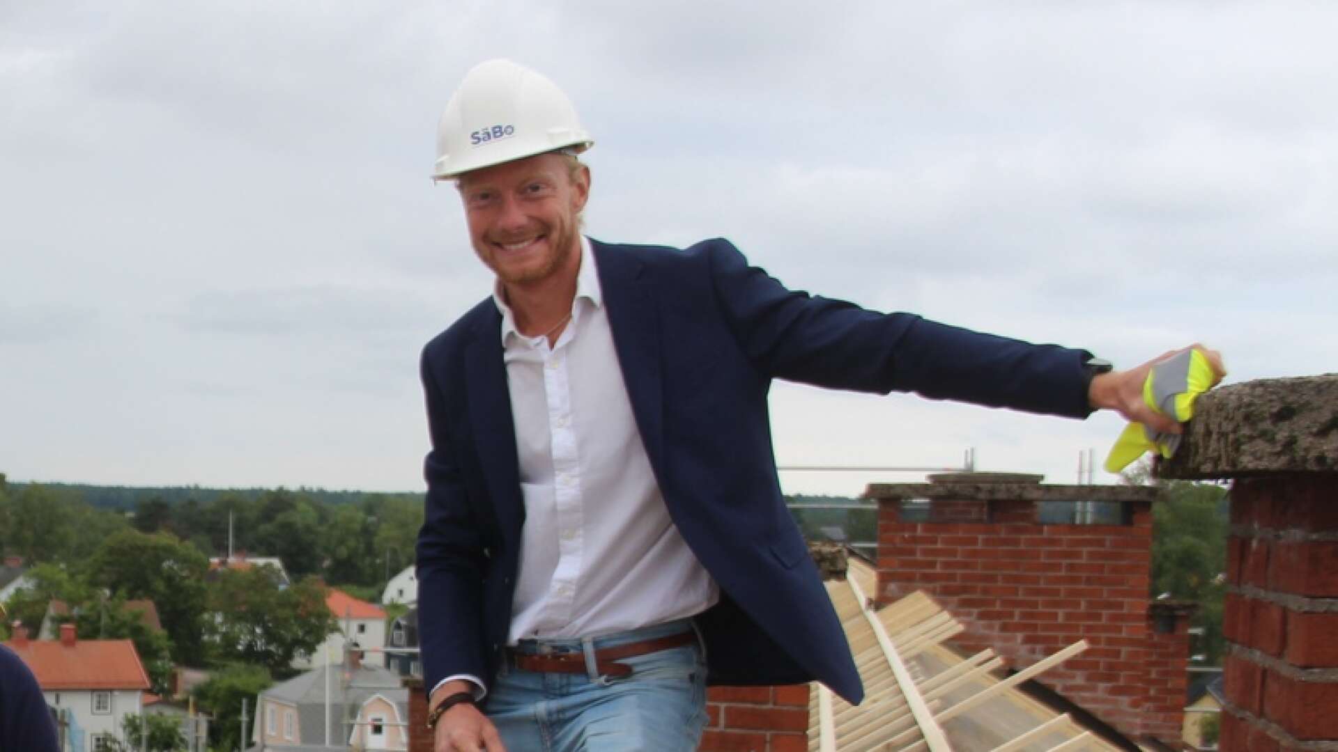 Carl-Gustav Eriksson, vd för Säfflebostäder, visar upp det nya taket på Bergsgatan som ska få solceller.