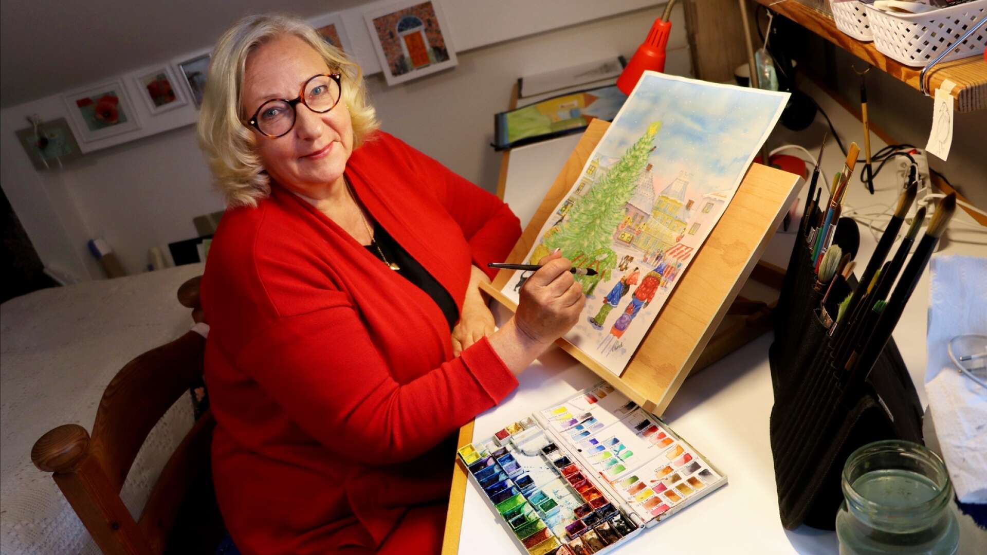 Nina Gillbo går in helhjärtat för sin konst i sin ateljé hemma på Jönköpingsvägen.