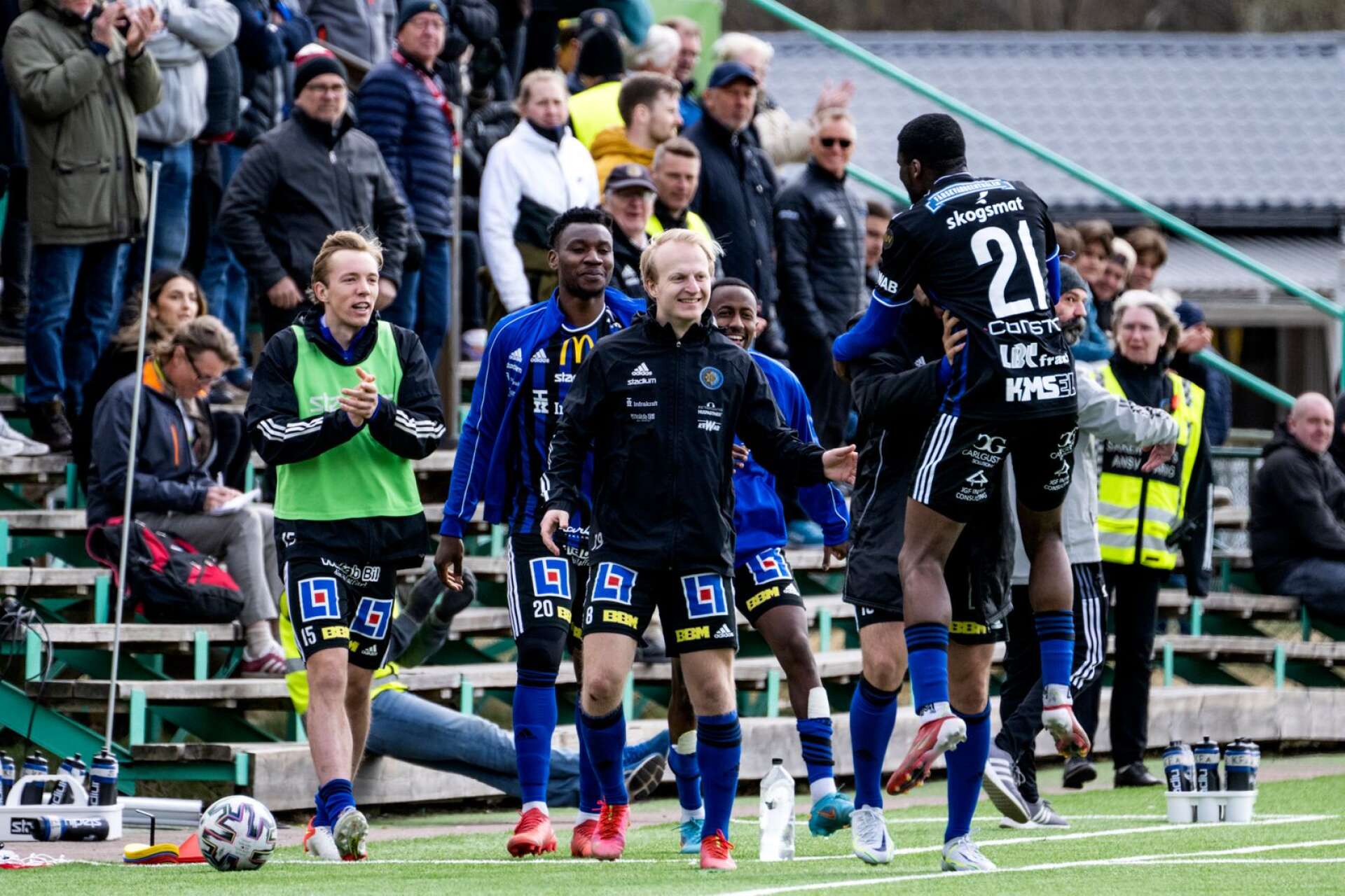 Karlstad Fotboll fick äntligen segerjubla när man mötte Piteå. Här har Lovette Ofori just målat.