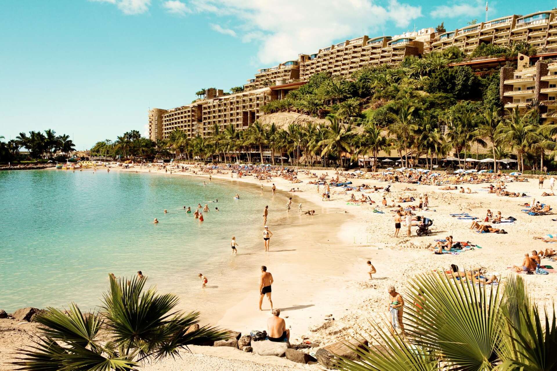Anfi beach på Gran Canaria är en av destinationerna när Ving öppnar sin sommarsäsong från Karlstad Airport.