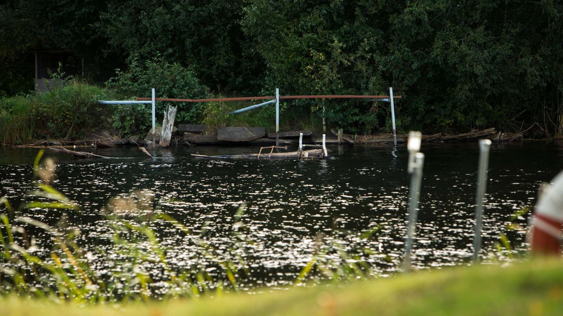 Redan 2002 sjönk fartyget Björg i Örsholmsälven. Sedan dess har ägaren, en 63-årig Karlstadsbo och kommunen bråkat om vraket som numera knappt sticker upp över vattenytan. Nu har en avgörande dom fallit.