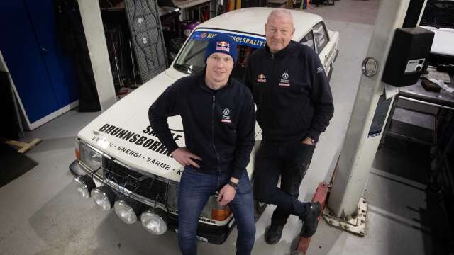 Johan och Tommy Kristoffersson vid den Volvo 240 som Johan lånat och ska köra i norska Numedalsrallyt i mars. Tommy startar i en likadan modell.