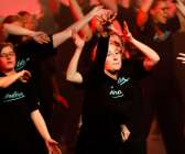Kördelux och Loud Dance Company inledde med dans till Kördelux egna låt &quot;Det finns hopp&quot;.