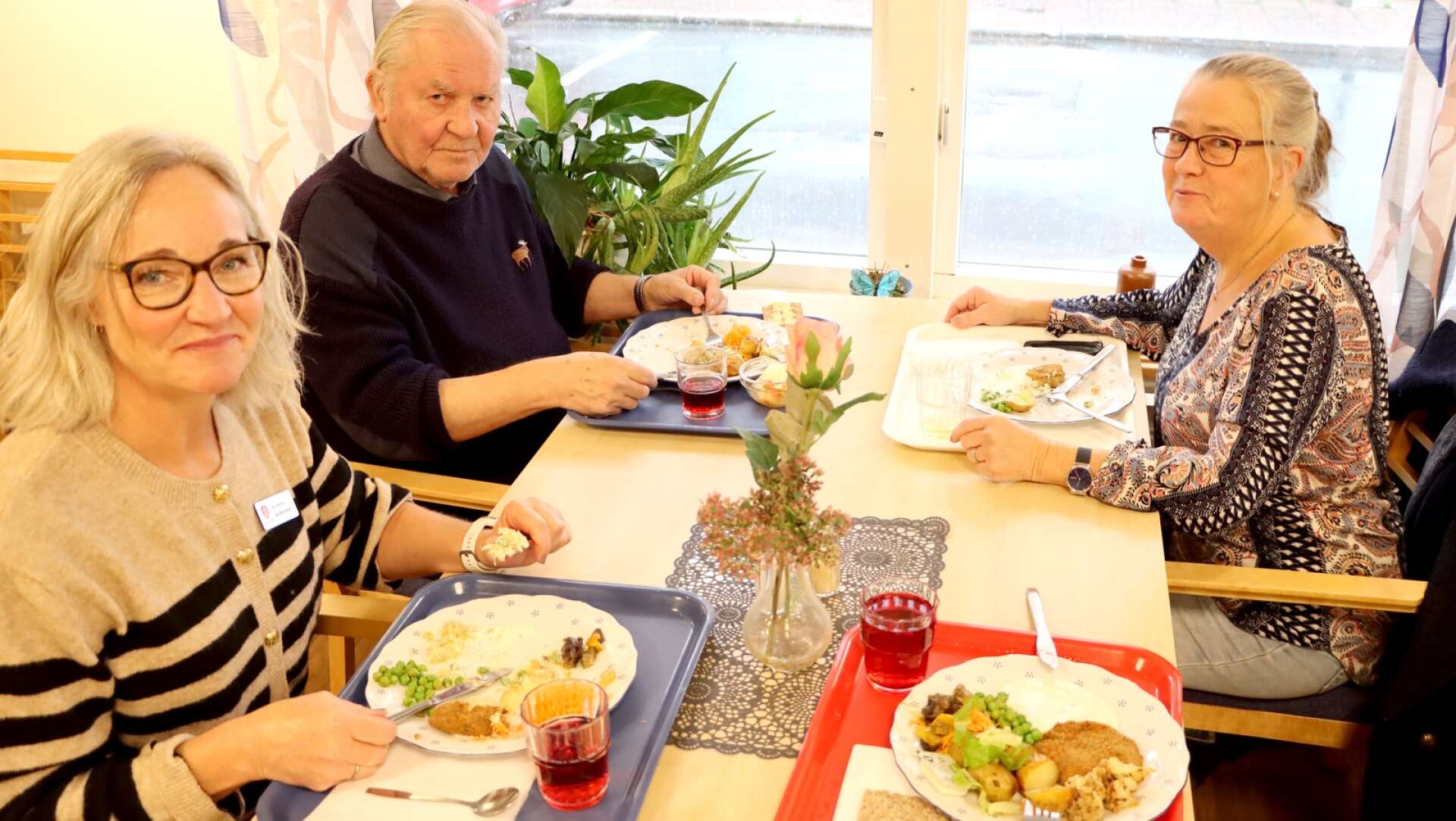 Varje fredag finns det måltidsvänner på Bagarens restaurang. Två bord är reserverade där man kan äta lunch tillsammans med andra. Kristina Anderson, aktivitetslots, Klas Leijon och Kajsa Forsgren njöt av både maten och sällskapet.