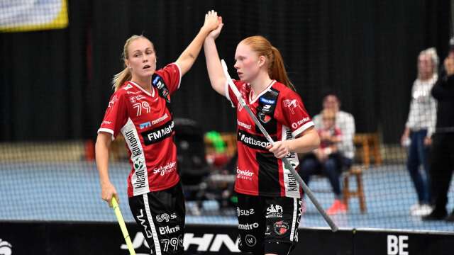 MORA 20180930
Moras Johanna Hultgren (till vänster) och Malin Alkelöw och  jublar över ett mål.