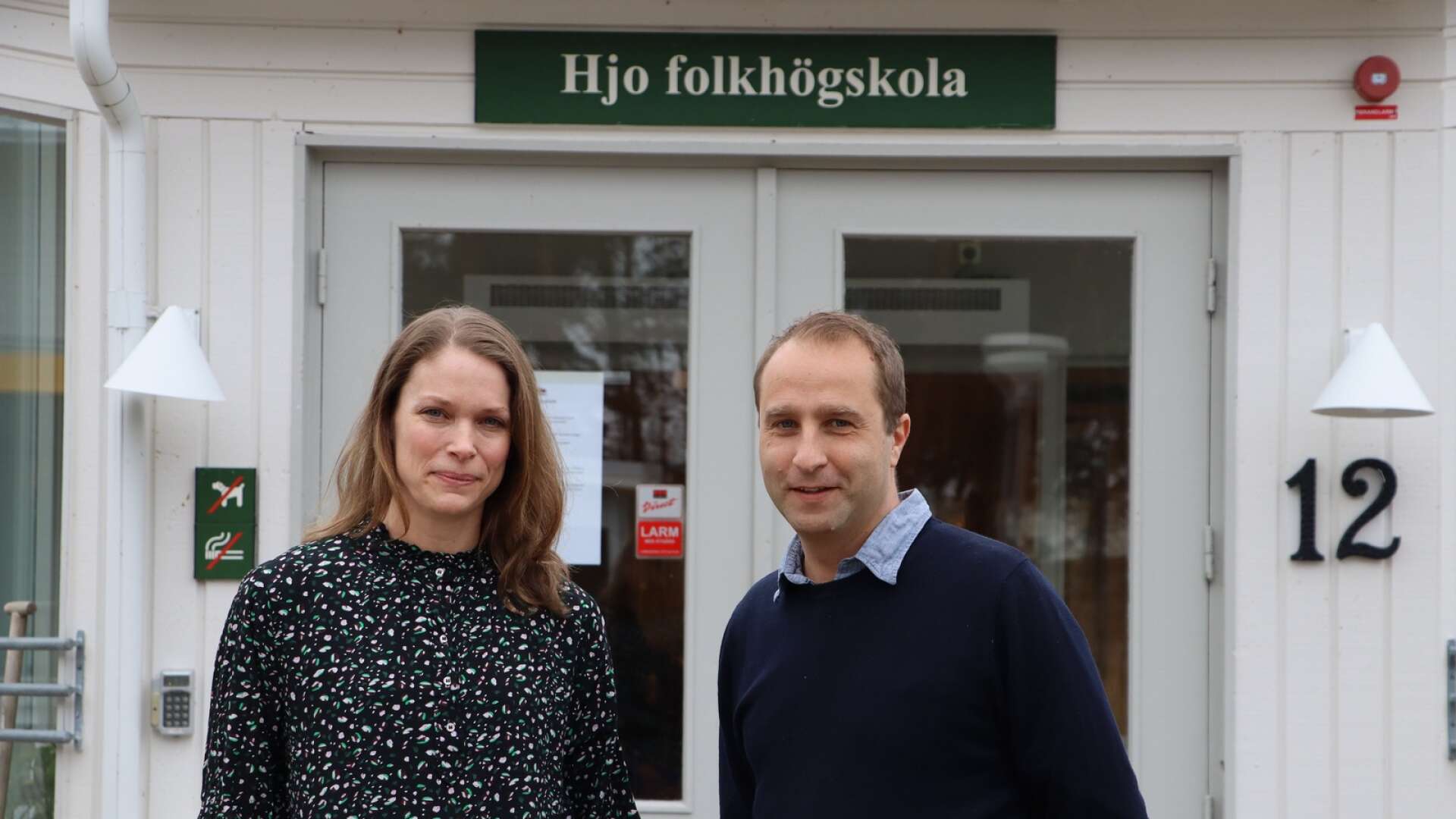 Hjo folkhögskola har öppet hus den 21 mars som Viktoria Johansson, ekonom, och Andreas Cederlund, rektor, välkomnar till. 