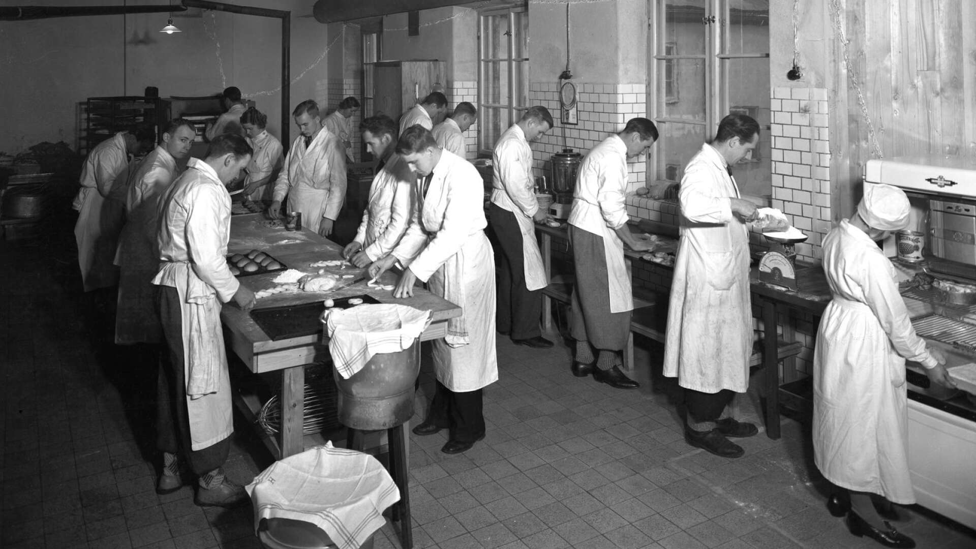 Konditoristudenter som bakar godsaker under ledning av Walter Pfändtner. Bilden är tagen 1936.